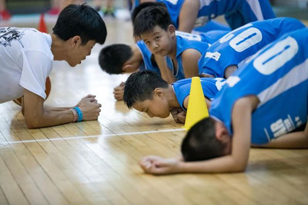 专业篮球运动员推荐的赛事训练计划_0
